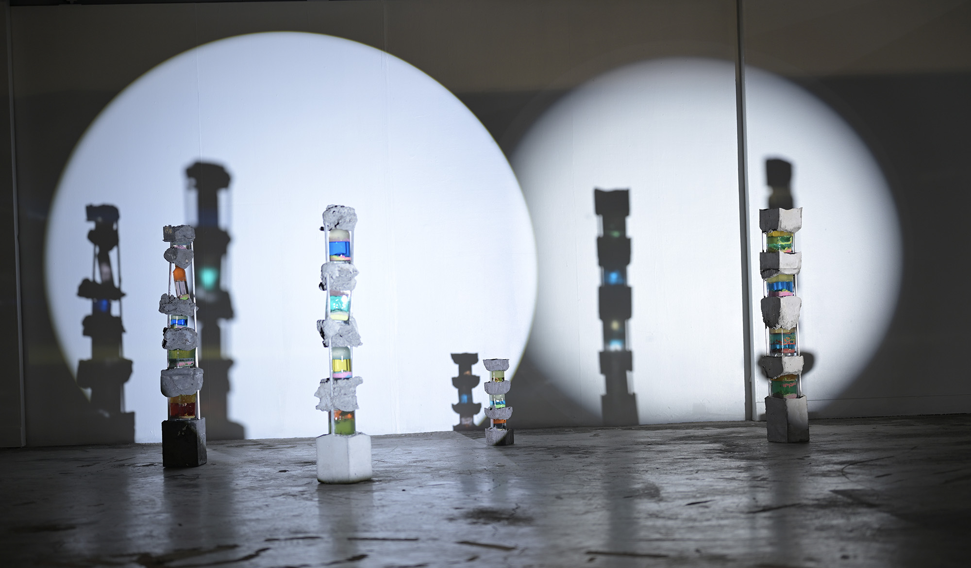 installation artistique réalisée par Mel LESBATS, sculptures liquides colorées et béton