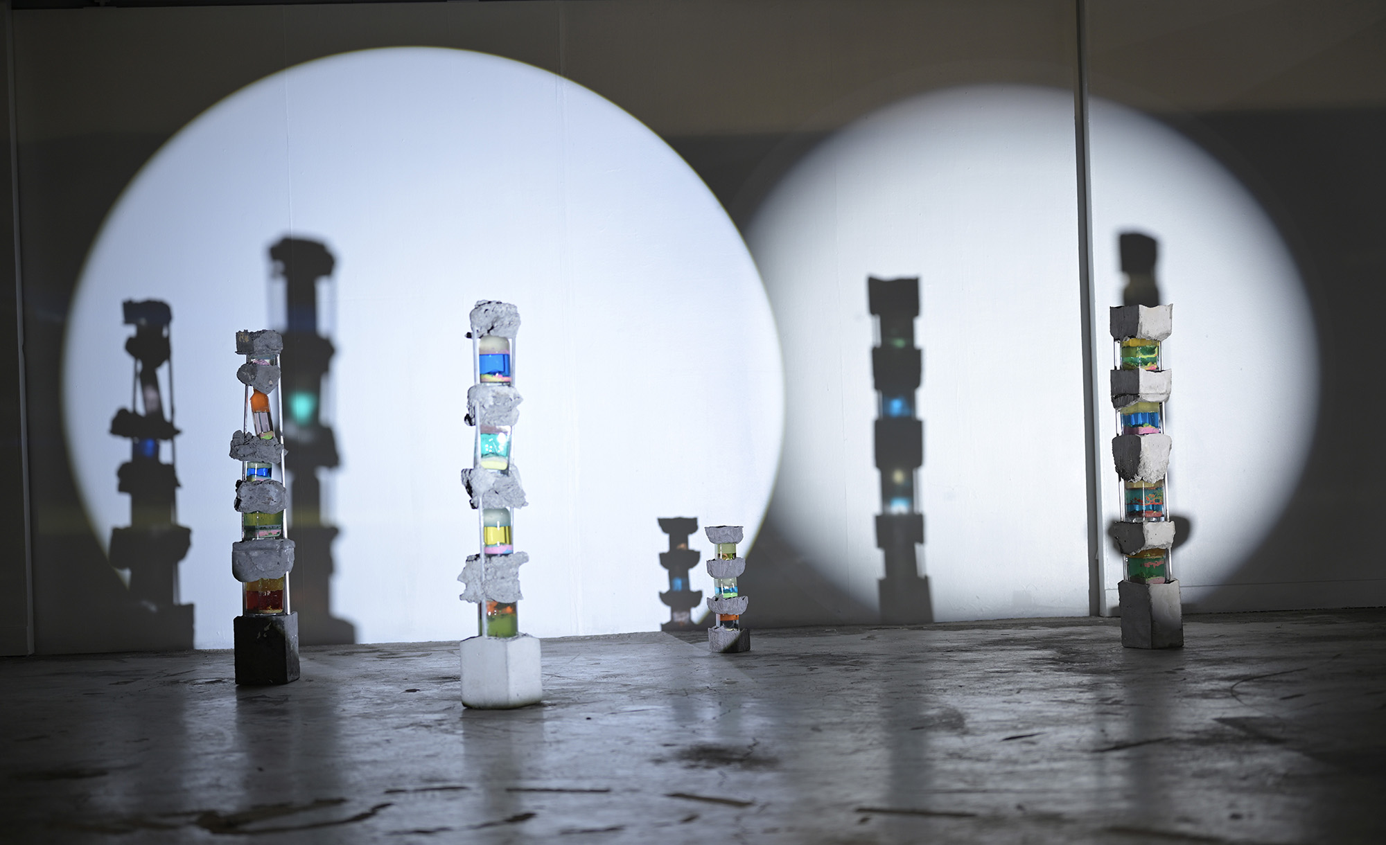 installation artistique réalisée par Mel LESBATS, sculptures liquides colorées et béton