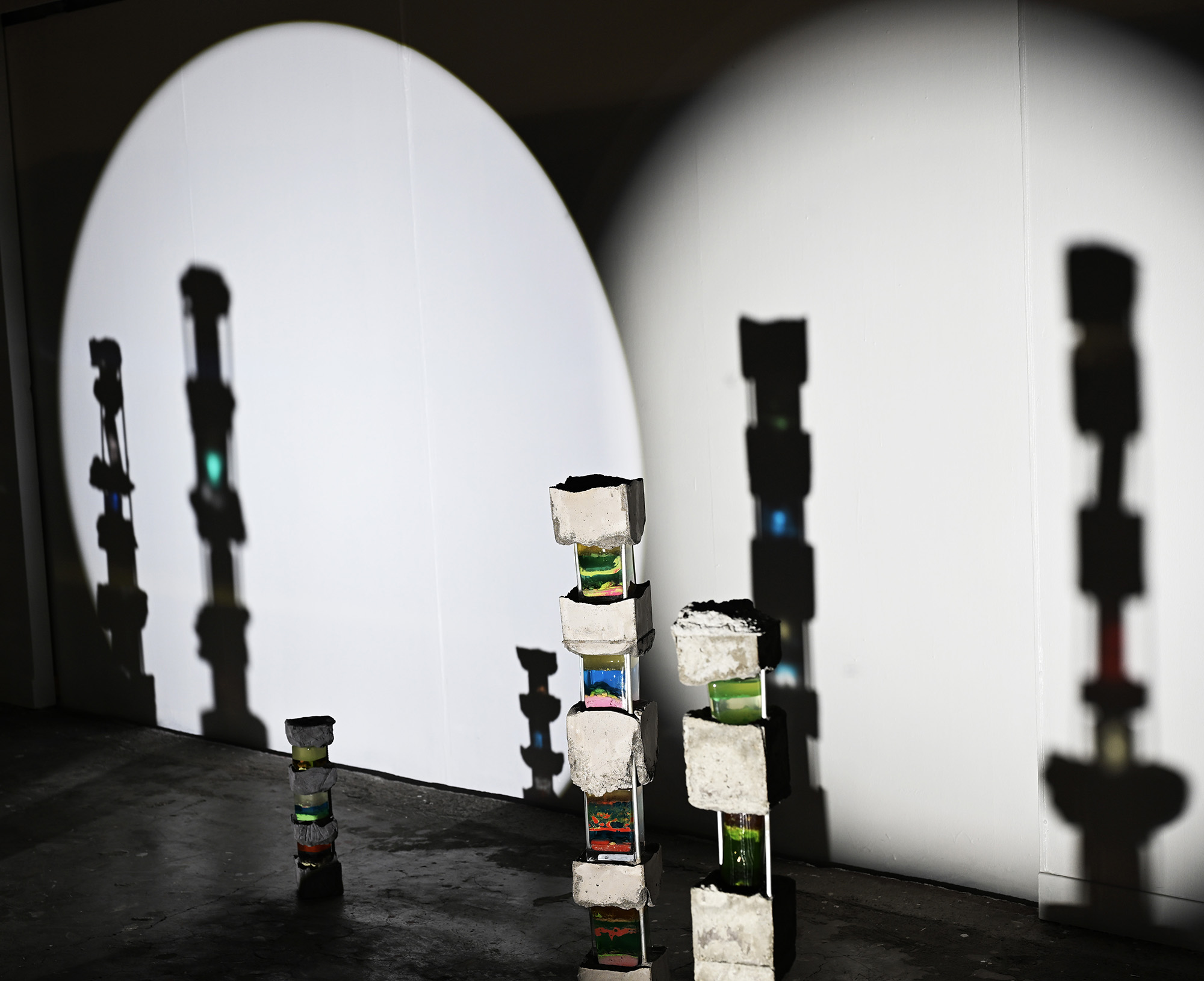 installation artistique réalisée par Mel LESBATS, sculptures liquides colorées et béton