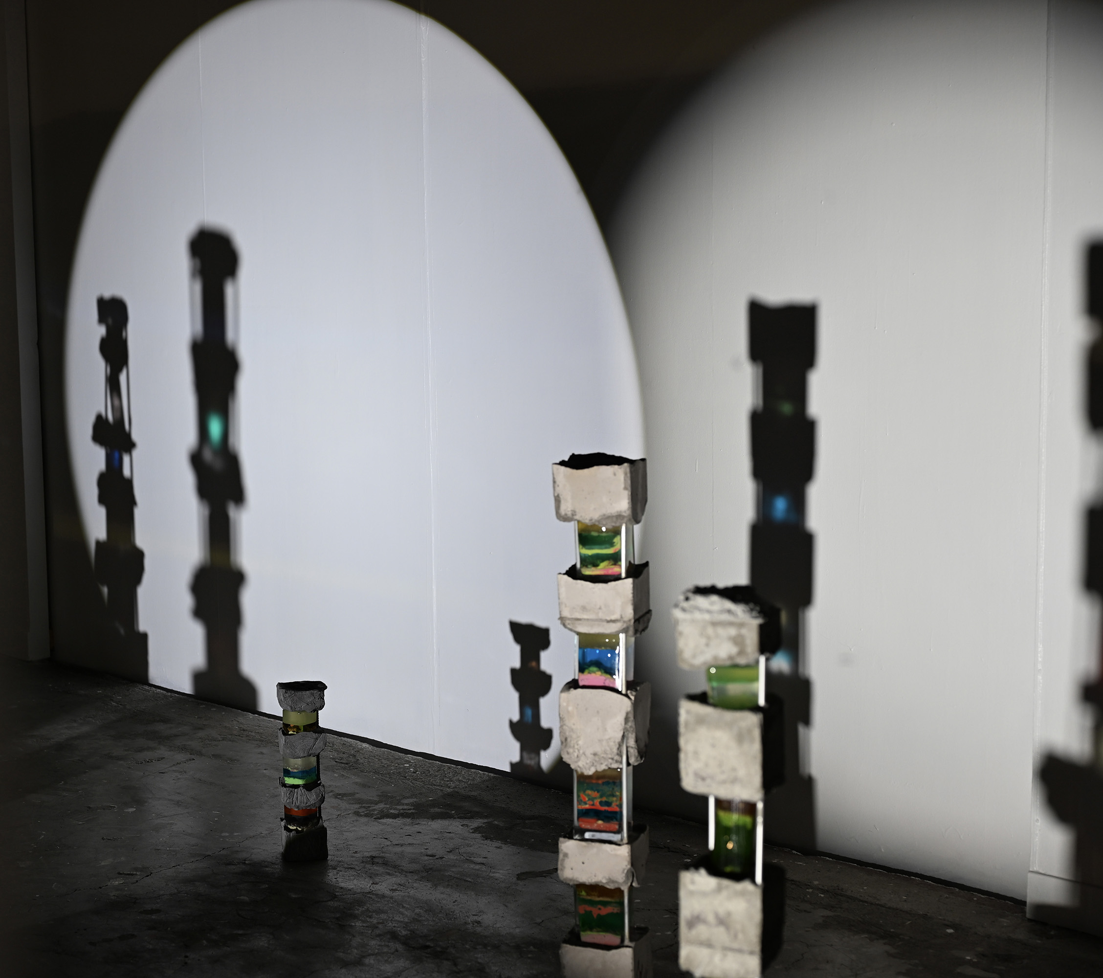 installation artistique réalisée par Mel LESBATS, sculptures liquides colorées et béton