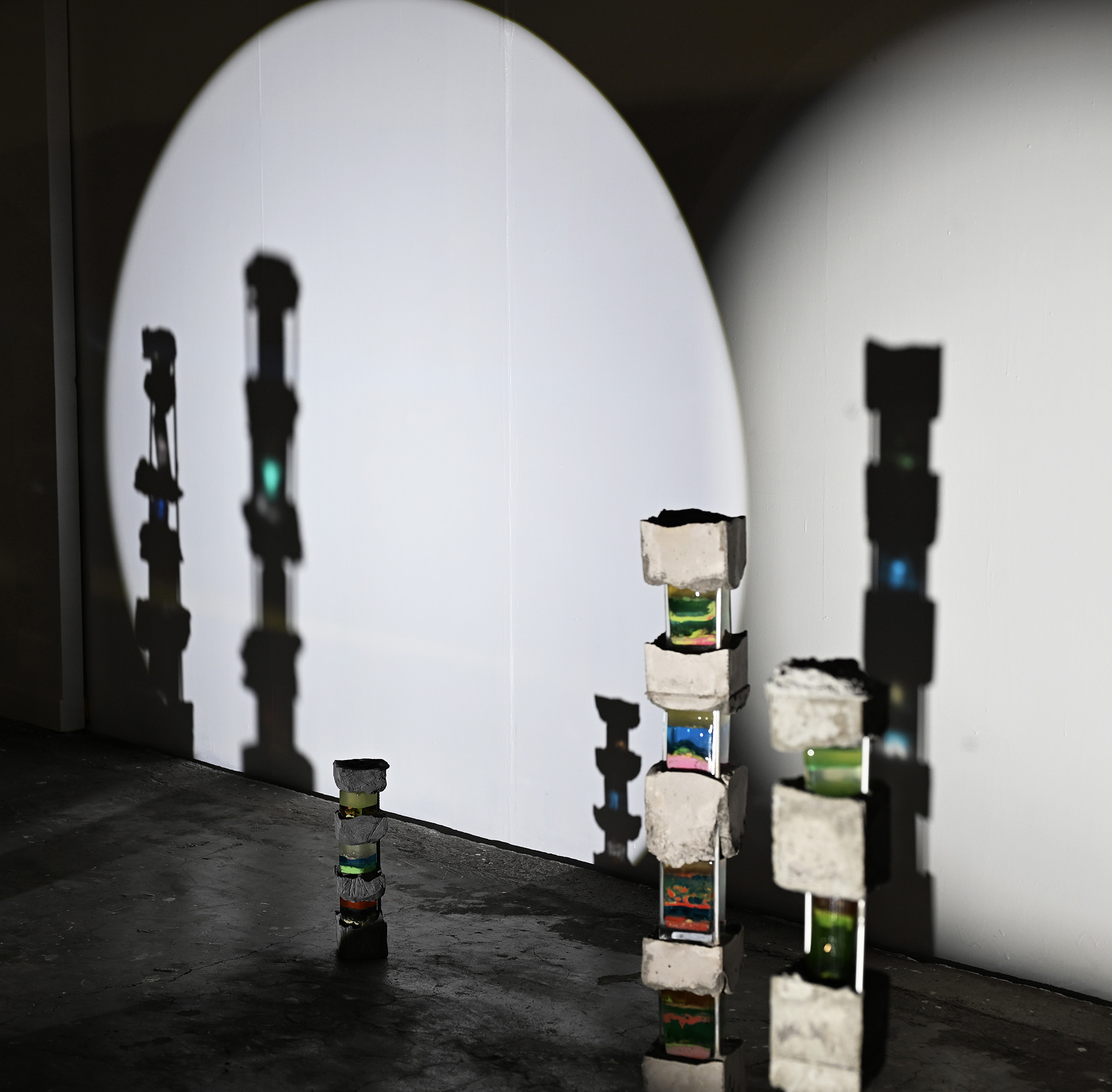 installation artistique réalisée par Mel LESBATS, sculptures liquides colorées et béton